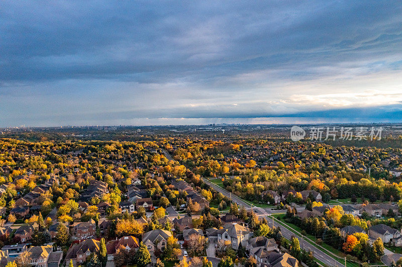 加拿大Woodbridge, Vaughan, Rutherford road and Islinton Ave.住宅区的鸟瞰图，独立和复式住宅